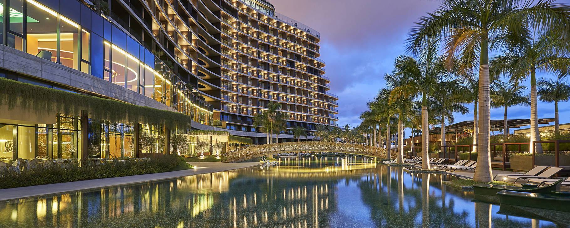 Hauptpool nachts - Savoy Palace