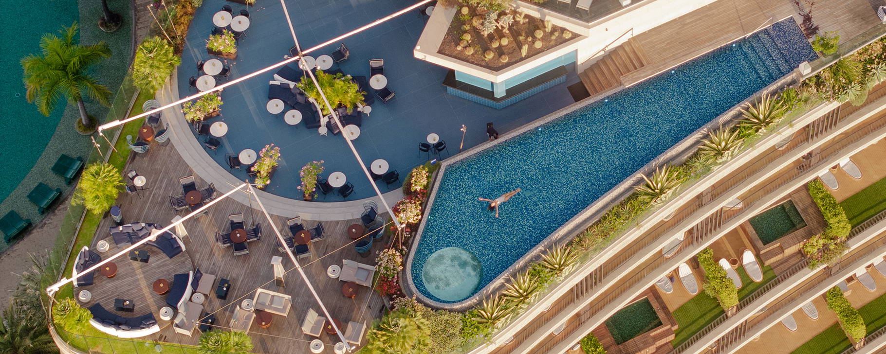 Galaxia Skypool - Savoy Palace