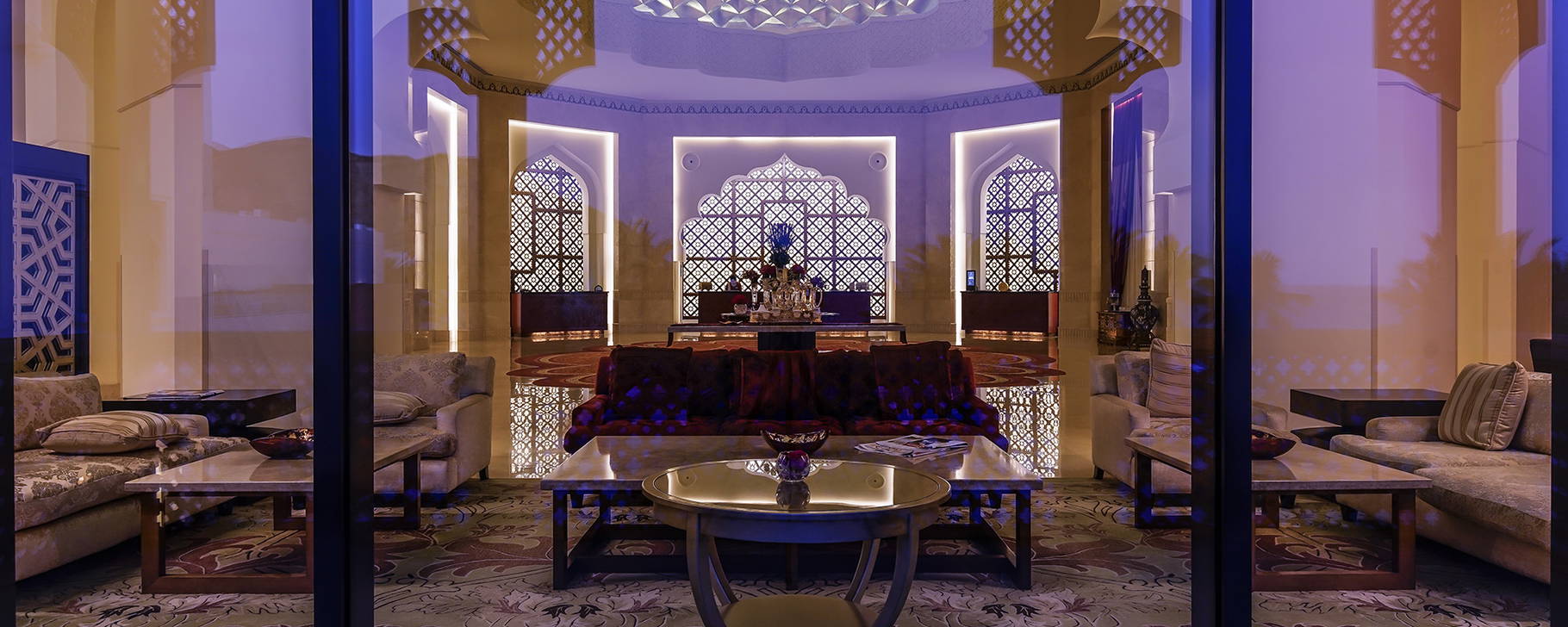 Lobby abends - Hilton Muscat Al Bandar