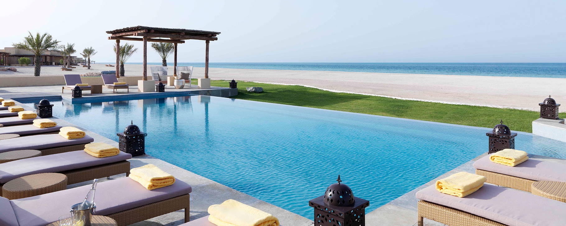 Pool und Strand - Anantara Al Yamm Villa Resort
