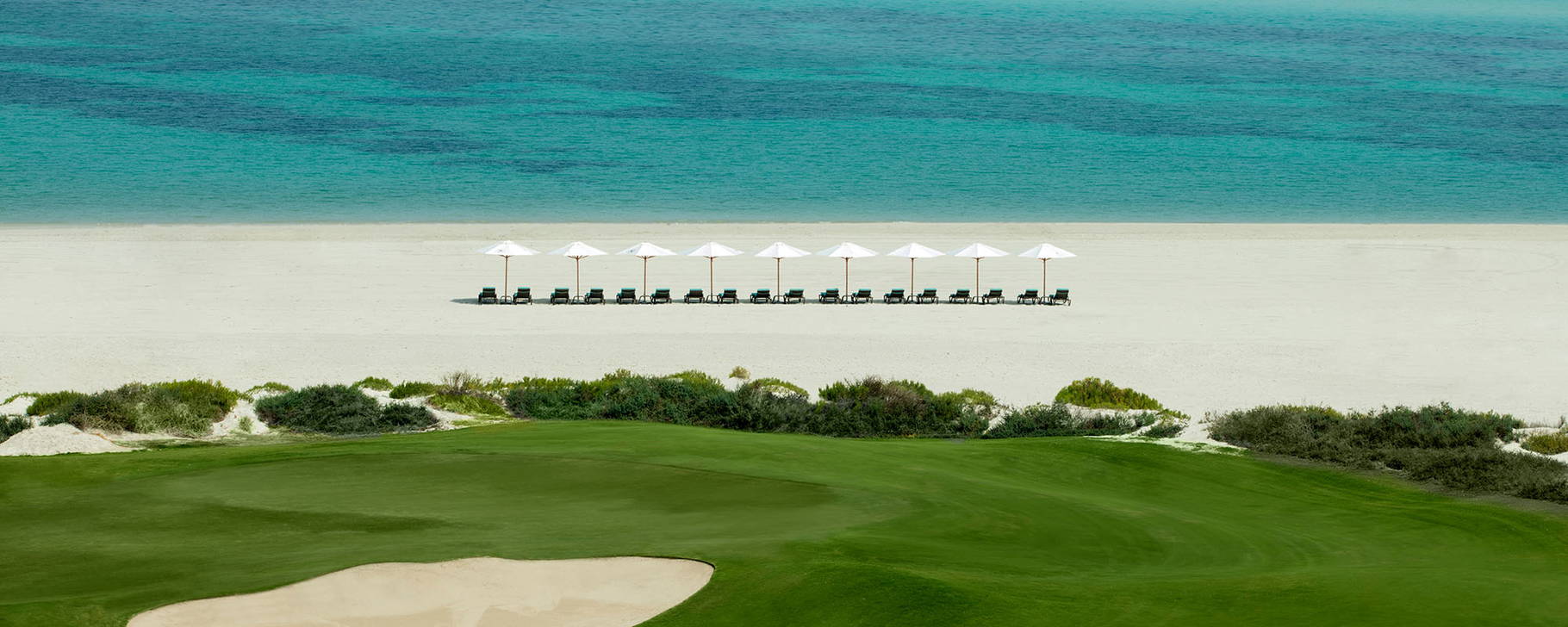 Golfplatz und Strand - The St. Regis Saadiyat Island Resort