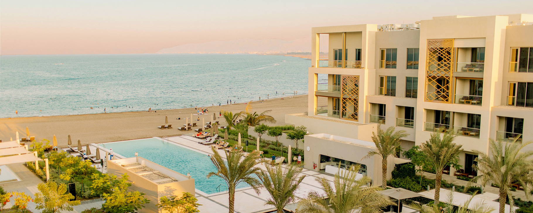 Strand und Hotelgebäude - Kempinski Hotel Muscat