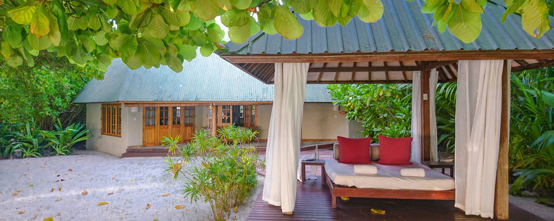 Beachfront Spa Cottage - Denis Private Island