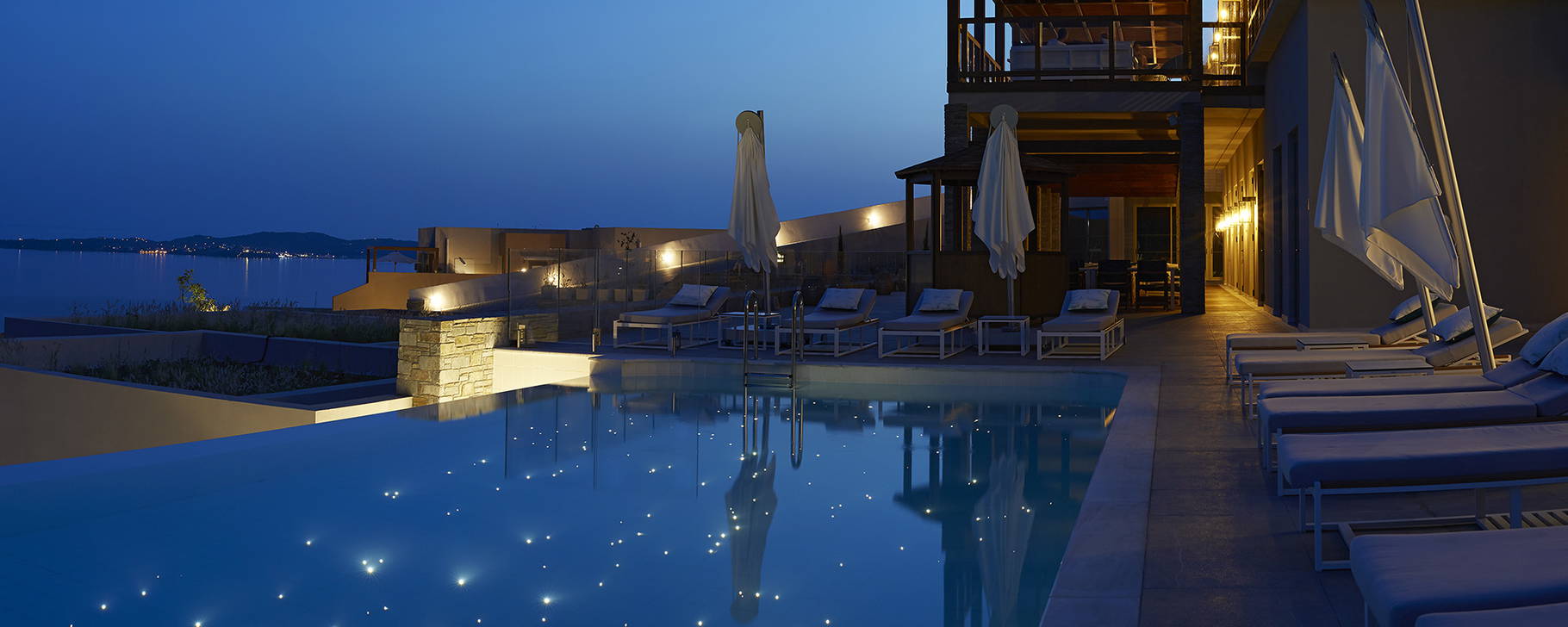 Hauptpool nachts - Eagles Villas