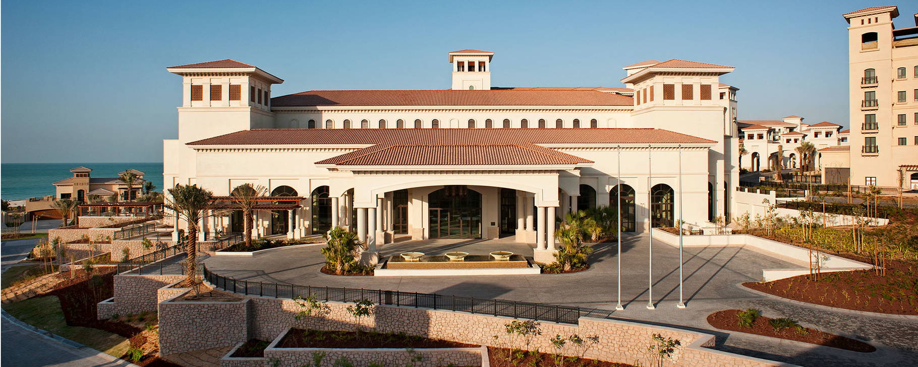 Hotelgebäude - The St. Regis Saadiyat Island Resort