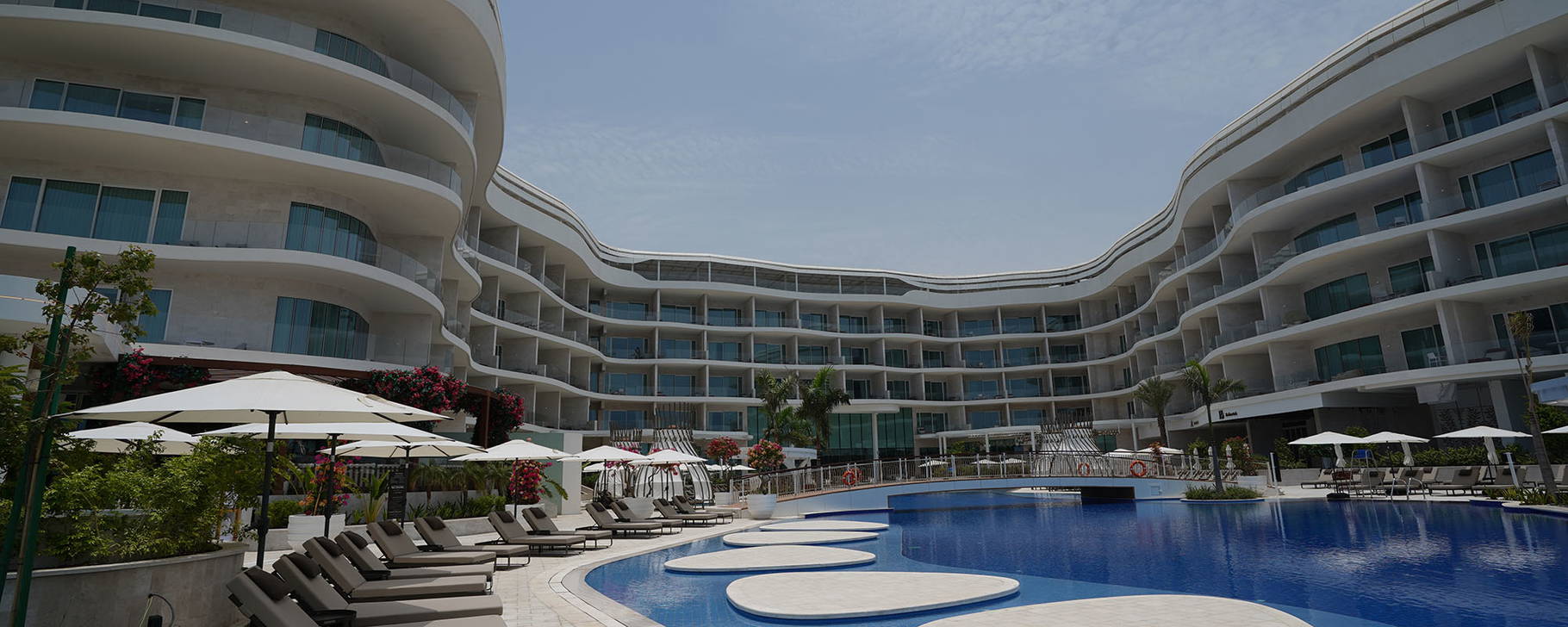 Hotelgebäude und Pool - The St. Regis Al Mouj Muscat