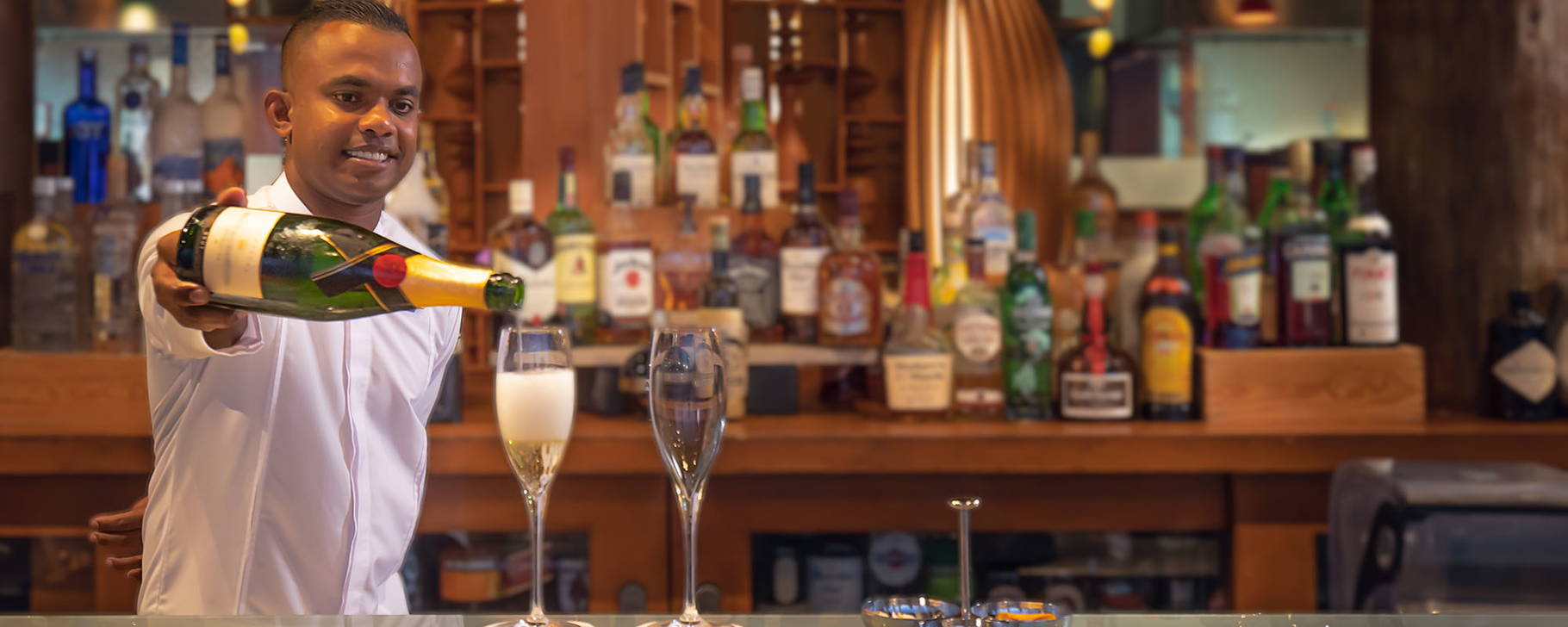 Traditions Bar - OZEN Life Maadhoo