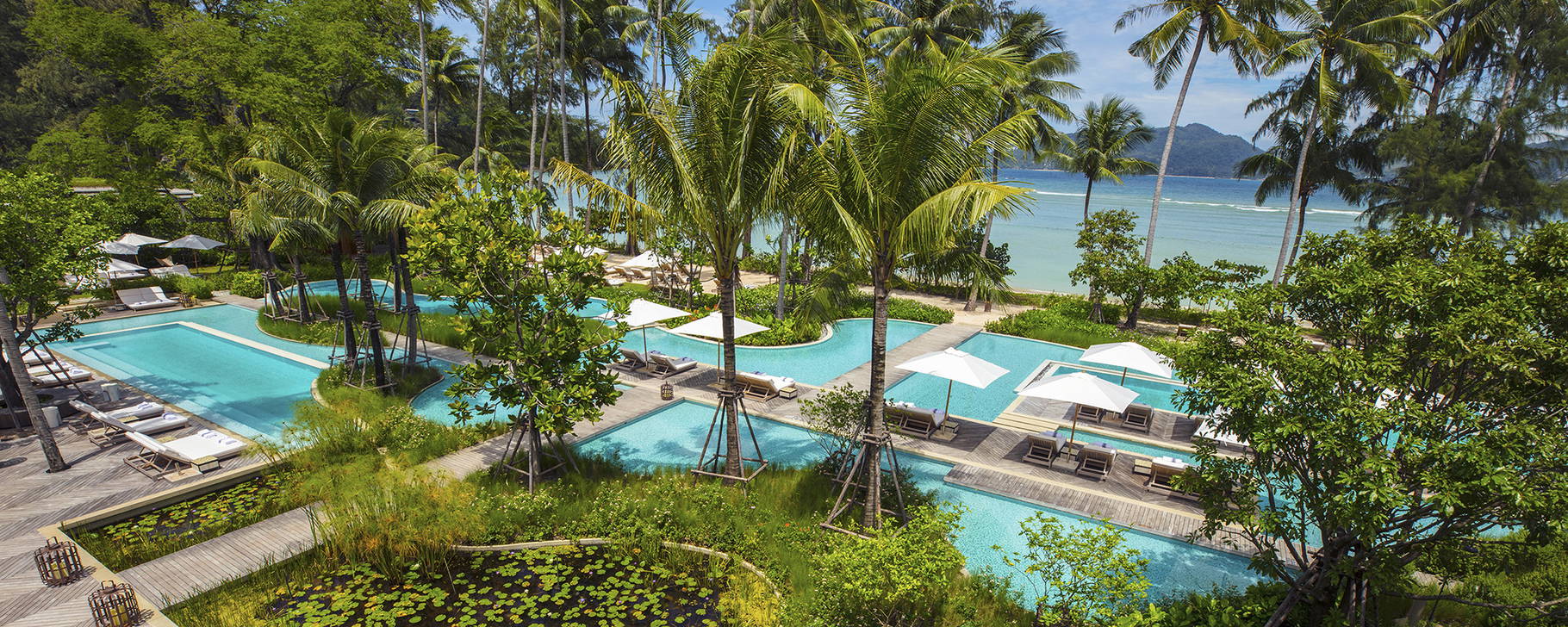 Pool und Strand - Rosewood Phuket