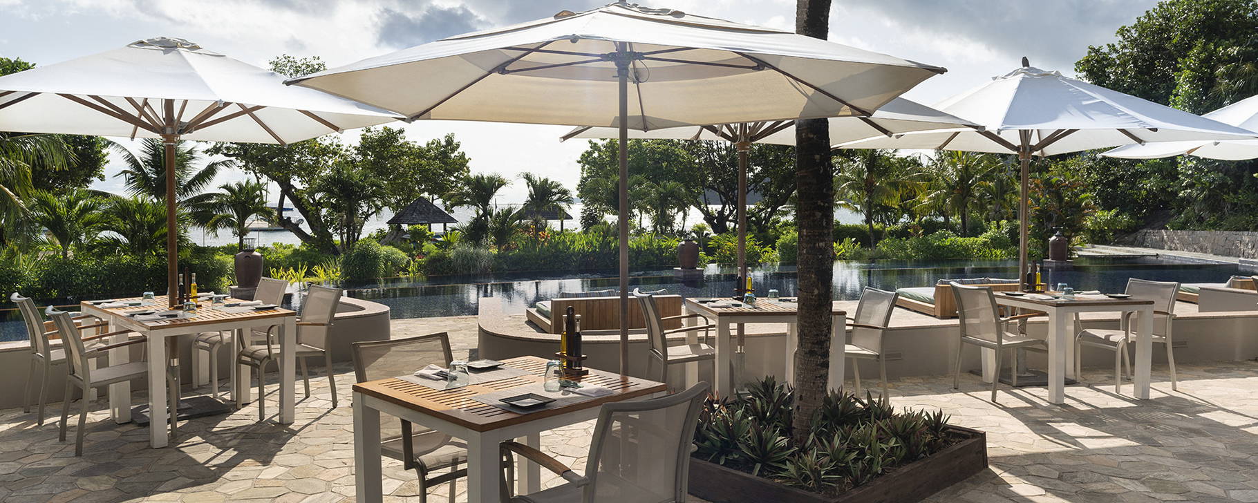 Pool Restaurant & Bar - Raffles Seychelles