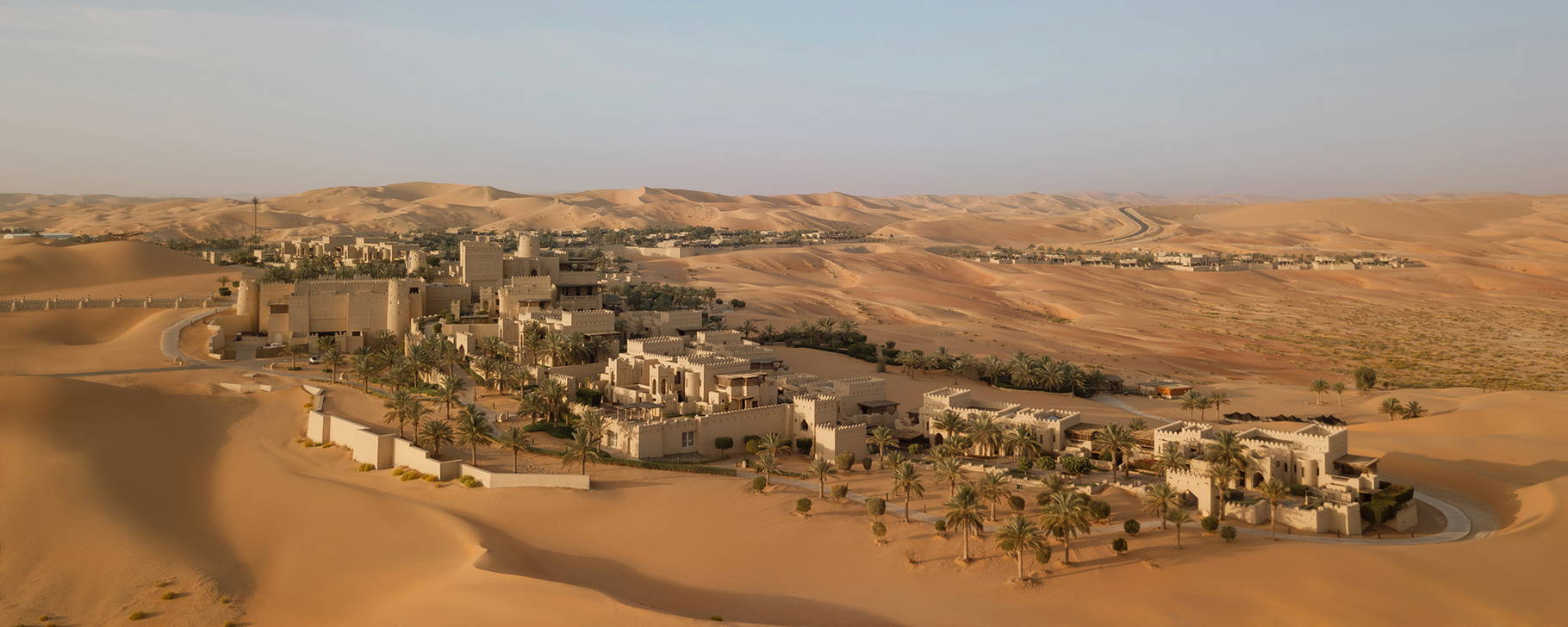 Wüste und Hotel - Qasr Al Sarab Desert Resort by Anantara