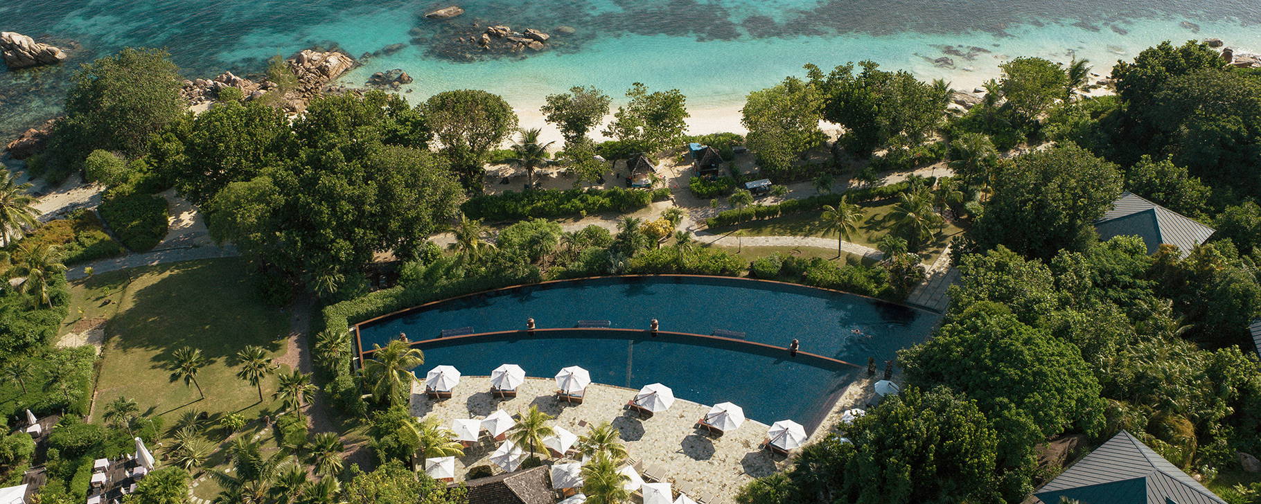 Hauptpool und Strand - Raffles Seychelles