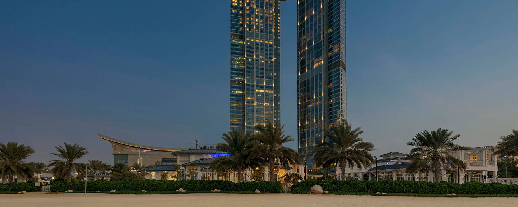 Hotelgebäude und Strand - The St. Regis Abu Dhabi