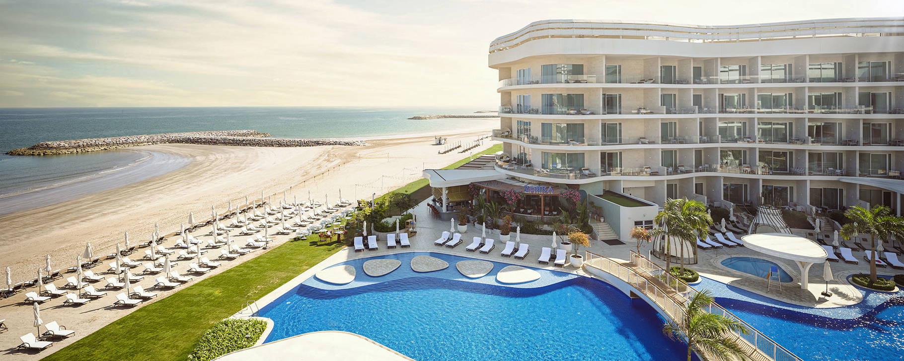 Hotelgebäude und Pool - The St. Regis Al Mouj Muscat