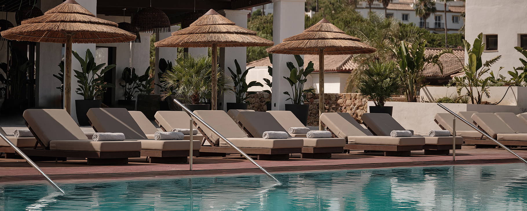 Poolanlage - OKU Andalusia