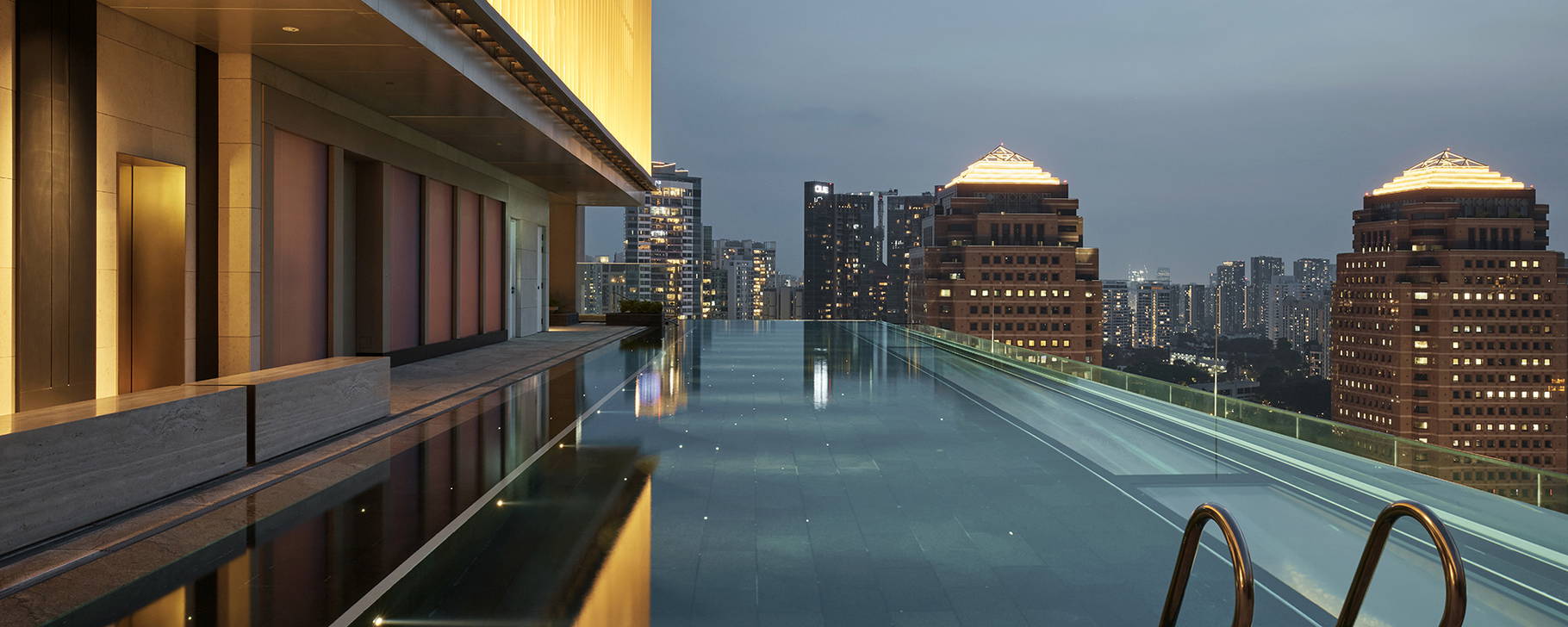 Pool abends - COMO Metropolitan Singapore