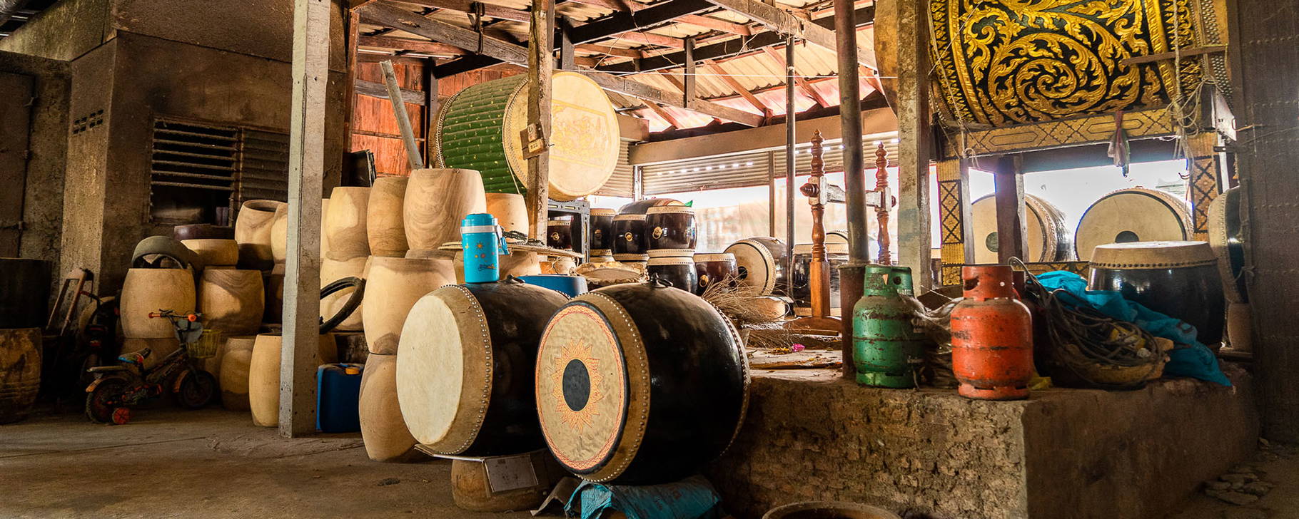 Traditioneller Trommelbau in Angthong