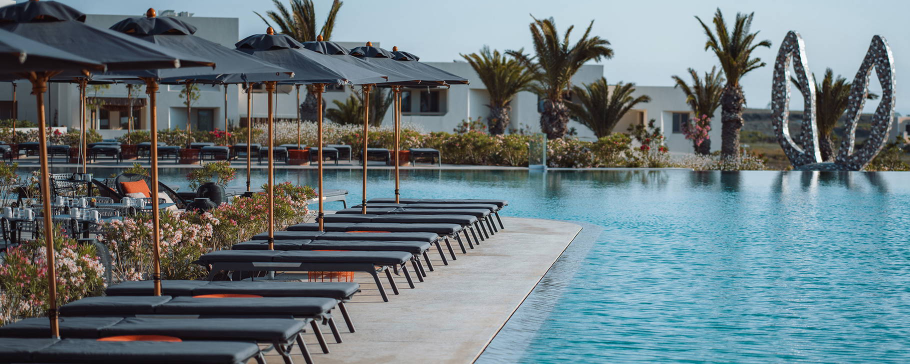 Hauptpoolanlage - NOŪS Santorini