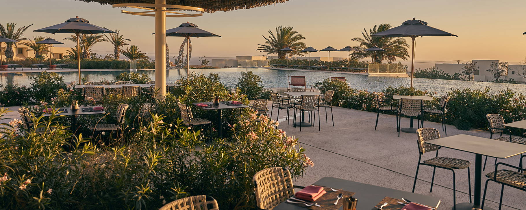 Poolbar Restaurant - NOŪS Santorini
