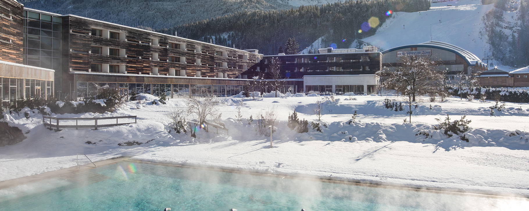 Außenpool im Winter - Falkensteiner Hotel & Spa Carinzia
