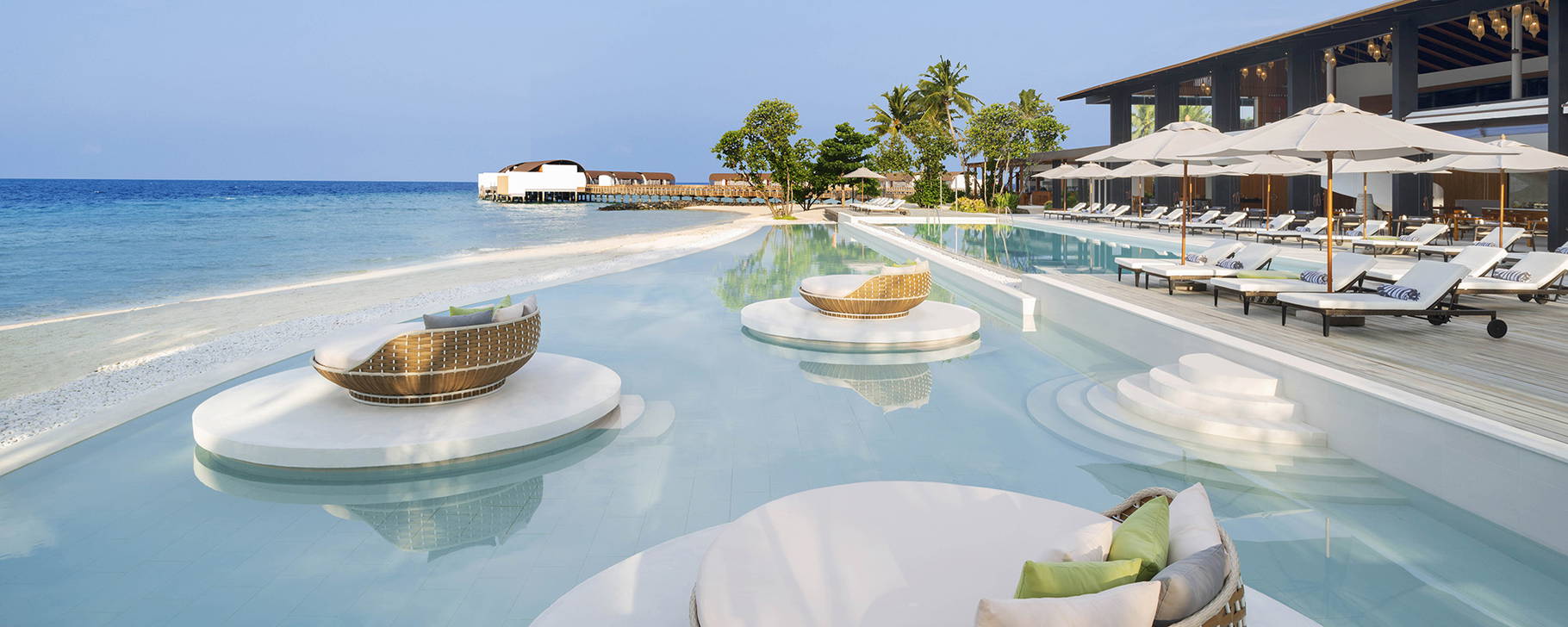 Poolanlage - The Westin Maldives Miriandhoo Resort
